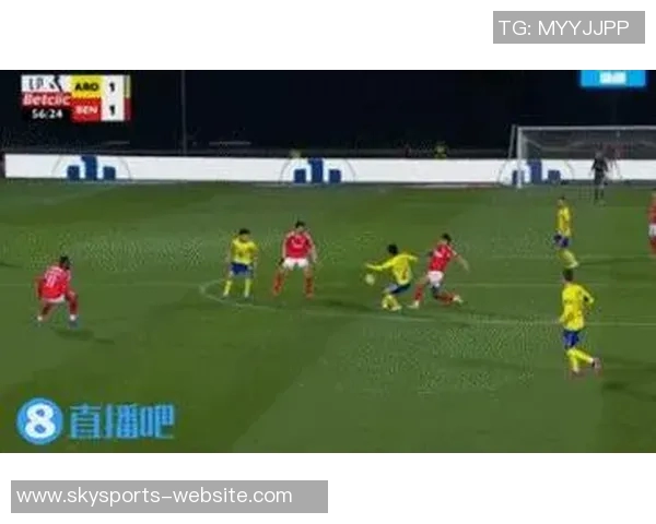 意甲焦点战：本菲卡与曼联激战成平局绝杀瞬间引发全场热烈反响